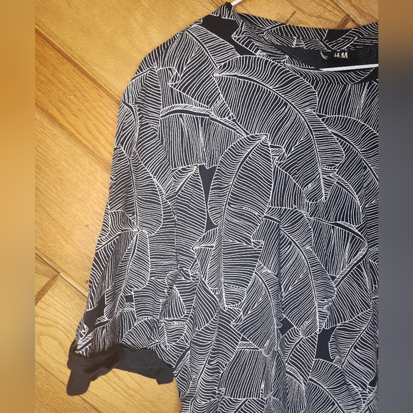 H&m black and white leaf print large pocket relaxed tshirt - Picture 2 of 9